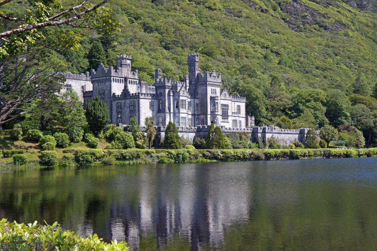 Collines vertes et nature préservée en Irlande