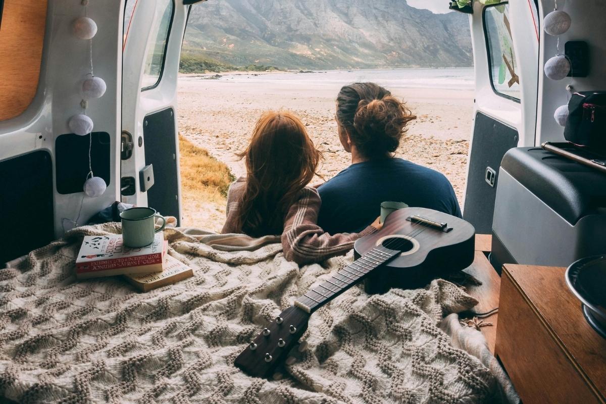 Road trip en van sur une route côtière irlandaise